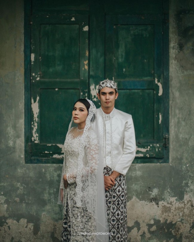 Kiper Indonesia Nadeo Argawinata juga belum lama menikah dengan Destiara Sarri. Seminggu lalu pasangan muda tersebut baru saja dikaruniai anak pertama. Foto: Instagram