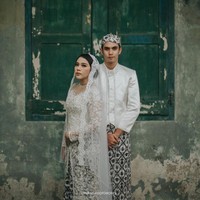 Kiper Indonesia Nadeo Argawinata juga belum lama menikah dengan Destiara Sarri. Seminggu lalu pasangan muda tersebut baru saja dikaruniai anak pertama. Foto: Instagram