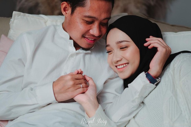 Sedangkan kapten Indonesia, Evan Dimas, baru menikah tahun lalu. Ia mempersunting wanita bernama Zahra Hamik di tanggal cantik 22/2/2020. Zahra diketahui seorang makeup artist dan memiliki bisnis fashion.Foto: Instagram