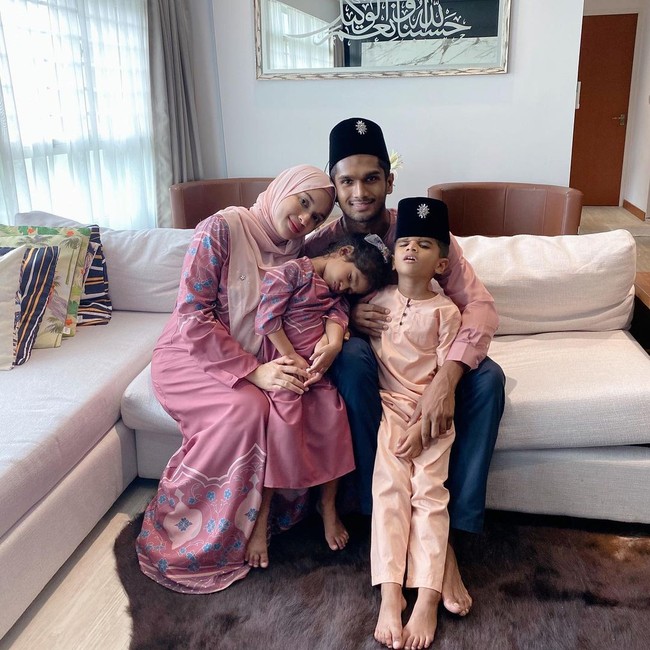 Kapten timnas Singapura, Hariss Harun, sudah cukup lama menikah dengan wanita berhijab bernama Syahirah Mohamad. Mereka pun telah dikaruniai dua orang anak. Hariss kerap mengunggah momen keluarga kecil mereka yang bikin adem. Foto: Instagram