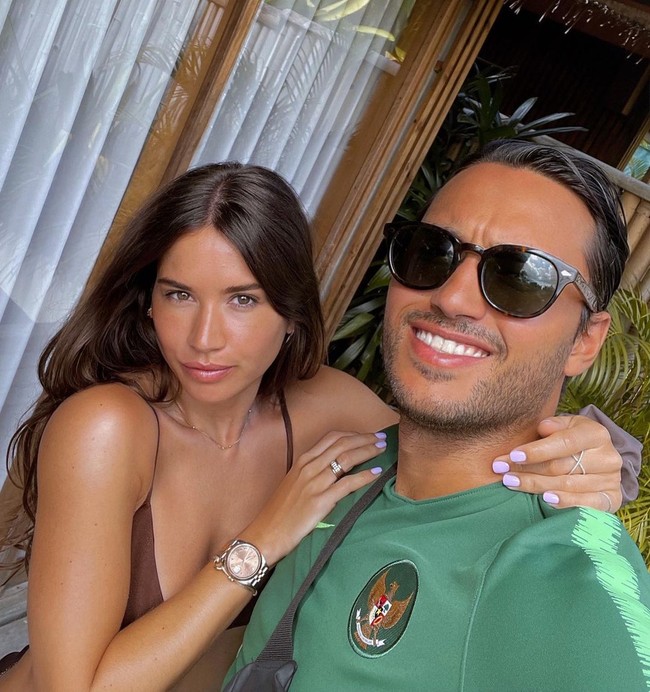 Ezra Walian yang merupakan striker timnas Indonesia diketahui berpacaran dengan seorang wanita cantik asal Belanda. Selebgram yang kini tinggal di Bandung tersebut juga cukup sering memperlihatkan kemesraan sekaligus tubuh atletis keduanya di tengah foto-foto estetik.Foto: Instagram