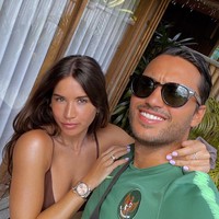Ezra Walian yang merupakan striker timnas Indonesia diketahui berpacaran dengan seorang wanita cantik asal Belanda. Selebgram yang kini tinggal di Bandung tersebut juga cukup sering memperlihatkan kemesraan sekaligus tubuh atletis keduanya di tengah foto-foto estetik.Foto: Instagram