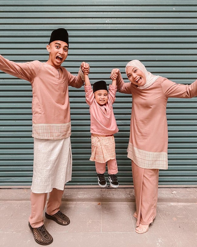 Penyeran Singapura, Faris Ramli, juga sudah menikah dan memiliki satu anak. Diakui Faris, sang istri, Syahzanna, adalah sosok yang penting baginya. Pria 29 tahun tersebut terlihat kompak dengan keluarga kecilnya. Foto: Instagram