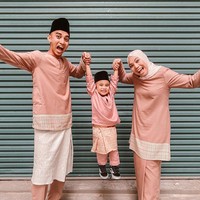Penyeran Singapura, Faris Ramli, juga sudah menikah dan memiliki satu anak. Diakui Faris, sang istri, Syahzanna, adalah sosok yang penting baginya. Pria 29 tahun tersebut terlihat kompak dengan keluarga kecilnya. Foto: Instagram