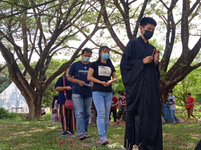 Warga tionghoa ziarahi kuburan massal korban tsunami