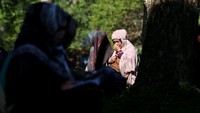 Saat hari ini mereka melakukan ritual zikir dan berdoa untuk keluarganya dan ribuan nelayan lainnya yang syuhada dalam peristiwa bencana tsunami pada 26 Desember 2004. ANTARA FOTO/Syifa Yulinnas