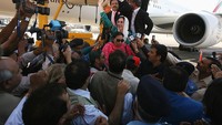 Tokoh oposisi Benazir Bhutto tiba di bandara Karachi, (18/10/2007) seusai pulang dari pengasingan. (Photo by Daniel Berehulak/Getty Images)