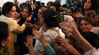 Mantan PM Benazir Bhutto (kiri) menyapa para korban bom bunuh diri di Karachi (21/10/2007). Saat menjadi PM Pakistan,  Bhutto mendirikan pusat Studi Wanita di 5 universitas di Islamabad, Karachi, Quetta, Peshawar, dan Lahore.  (Photo by Daniel Berehulak/Getty Images)