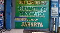 Salah fokus, agen bus yang satu ini punya usaha sampingan. Jual es batu tujuan Jakarta. Netizen berhasil dibikin ngakak dengan penempatan tulisannya. Foto: 1cak/Istimewa