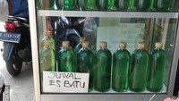Beberapa orang menjadikan jualan es batu sebagai usaha sampingan. Menjual es batu sambil menjajakan bensin, netizen sampai kebingungan apakah es batunya rasa bensin? Foto: 1cak/Istimewa
