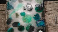 Menjual es batu, penjual ini punya es batu yang mewah. Bukan es batu biasa, melainkan isian batu cincin dalam kantong es batu yang dijualnya. Foto: 1cak/Istimewa