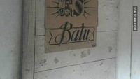 Punya kreativitas yang luar biasa, penjual es batu ini tak mau tampil biasa. Gunakan teknik typografi kelas tinggi, tulisan es batunya begitu artistik. Foto: 1cak/Istimewa