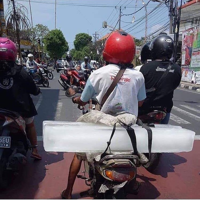 10 Aksi Kocak Penjual Es Batu Ini Berhasil Bikin Netizen Ngakak