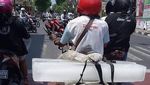 10 Aksi Kocak Penjual Es Batu Ini Berhasil Bikin Netizen Ngakak