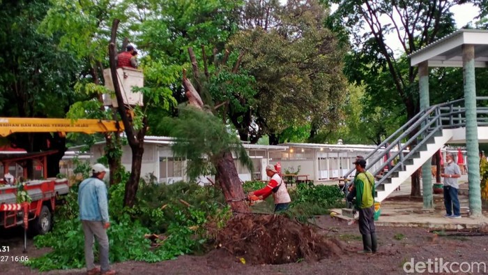 angin kencang di surabaya