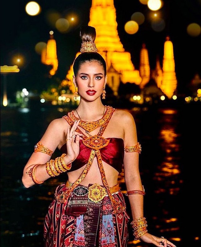 Anntonia Porsild merupakan Miss Supranational 2019 asal Thailand berdarah campuran. Ayahnya Morten Porsild berasal dari Denmark. Ibunya, Tanradee Porsild, orang Thailand. (Foto: Instagram/@porxild)