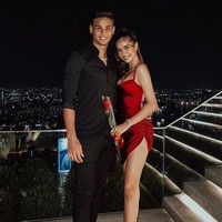 Sosok Anntonia Porsild menjadi sorotan setelah kekasihnya, Irfan Fandi ikut tampil mendukung Timnas Singapura di Piala AFF 2020. Tak diketahui sejak kapan mereka berpacaran, tapi keduanya kerap memamerkan kemesraan. (Foto: Instagram/@porxild)