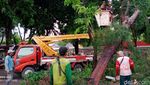 Atap Rumah Beterbangan Dihajar Angin Kencang di Surabaya