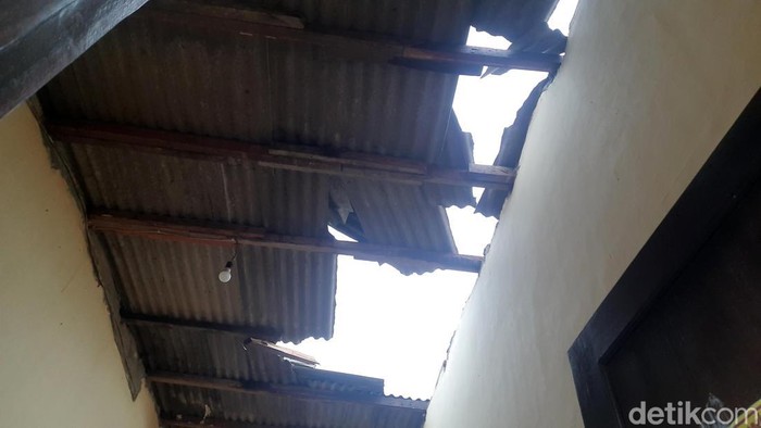 Atap Rumah Warga Terbang Gegara Angin Kencang di Surabaya Hujan dan angin kencang menerjang kawasan Kelurahan Kenjeran, Surabaya. Akibatnya sejumlah pohon tumbang dan atap rumah warga terbang.