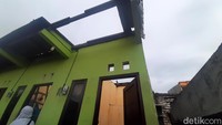 Sedikitnya 8 atap rumah warga terbang akibat angin kencang.