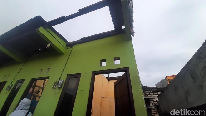Atap Rumah Warga Terbang Gegara Angin Kencang di Surabaya Hujan dan angin kencang menerjang kawasan Kelurahan Kenjeran, Surabaya. Akibatnya sejumlah pohon tumbang dan atap rumah warga terbang.