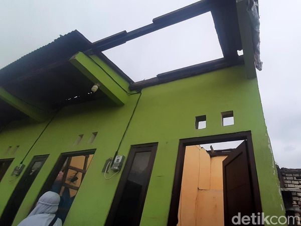 Atap Rumah Beterbangan Dihajar Angin Kencang di Surabaya