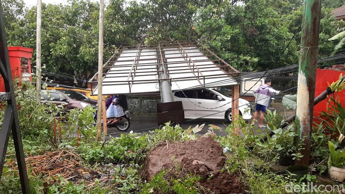 Baliho di Tasikmalaya roboh diterjang hujan es disertai angin kencang.