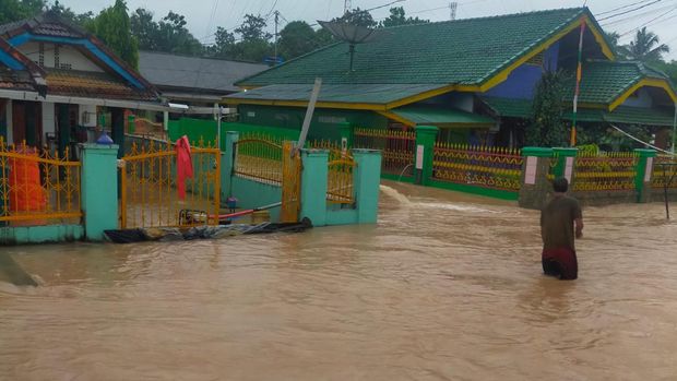 Banjir akibat hujan lebat dan air kiriman, di Muara Enim, Sumsel.