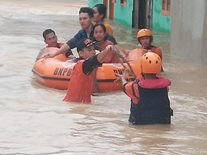 Banjir akibat hujan lebat dan air kiriman, di Muara Enim, Sumsel.