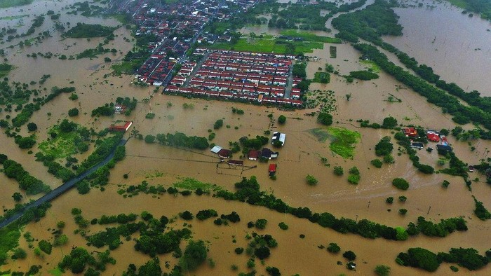 Hujan lebat menyebabkan kawasan Bahia, Brasil, terendam banjir. Akibatnya, ribuan warga pun kini mengungsi ke tempat yang lebih aman.
