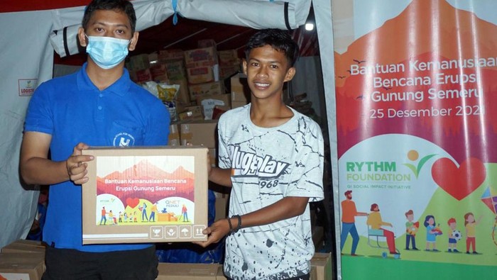 Bantuan untuk Pengungsi Erupsi Semeru Bantuan untuk pengungsi korban erupsi Semeru terus disalurkan. Bantuan yang diberikan beruapa makanan siap santap dan keperluan lainnya.