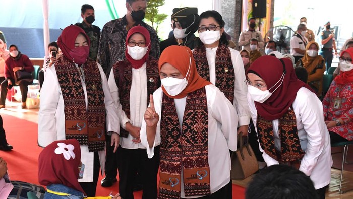 Bareng Wury Maruf, Iriana Tinjau Vaksinasi COVID-19 Anak di Jakarta