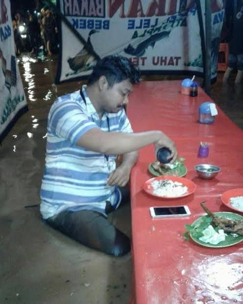 Basah Kuyup! 5 Orang Ini Tetap Asyik Makan Meskipun Banjir dan Hujan Deras