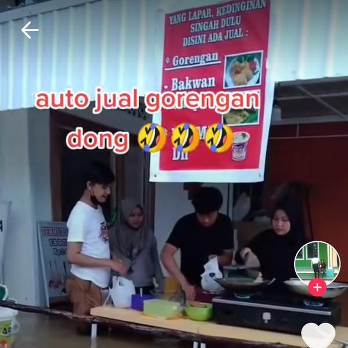 Basah Kuyup! 5 Orang Ini Tetap Asyik Makan Meskipun Banjir dan Hujan Deras Basah Kuyup! 5 Orang Ini Tetap Asyik Makan Meskipun Banjir dan Hujan Deras