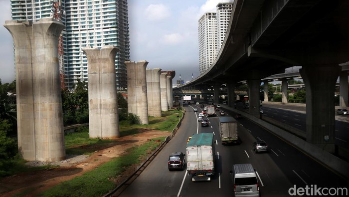 Proyek Kereta Cepat Jakarta-Bandung masih terus berlangsung. Alat berat Girder Launcher pun dikerahkan untuk memasang girder kereta cepat tersebut di Bekasi.