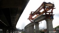 Pekerja mengoperasikan alat berat Girder Launcher untuk memasang girder proyek Kereta Cepat Jakarta-Bandung di Bekasi Barat, Kota Bekasi, Jawa Barat, Senin (27/12/2021).
