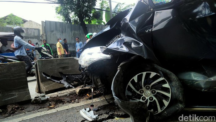 Bruk! Mobil Tabrak Separator TransJakarta di Jaksel Sebuah mobil menabrak pembatas jalur TransJakarta di Jalan Sultan Iskandar Muda, Jakarta Selatan. Kecelakaan itu menyebabkan arus lalu lintas tersendat.