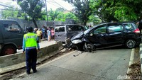 Akibat dari insiden itu, salah seorang pengendara motor mengalami kecelakaan karena terkena separator TransJakarta yang terpental ke jalur umum.