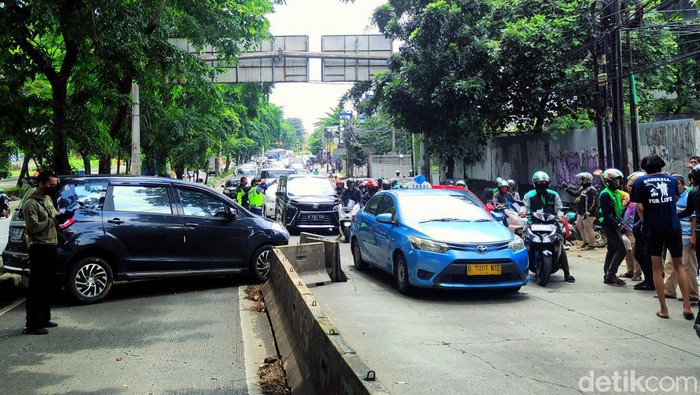 Bruk! Mobil Tabrak Separator TransJakarta di Jaksel Sebuah mobil menabrak pembatas jalur TransJakarta di Jalan Sultan Iskandar Muda, Jakarta Selatan. Kecelakaan itu menyebabkan arus lalu lintas tersendat.