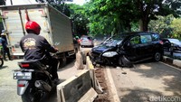 Penampakan mobil yang menabrak pembatas jalur TransJakarta di Jalan Sultan Iskandar Muda, Jakarta Selatan, Senin (27/12/2021) sekitar pukul 12.30 WIB.