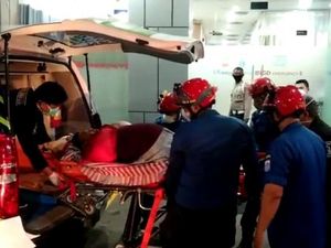 Damkar Bantu Evakuasi Pria 180 Kg yang Jatuh di Kelapa Gading Dibawa ke RS