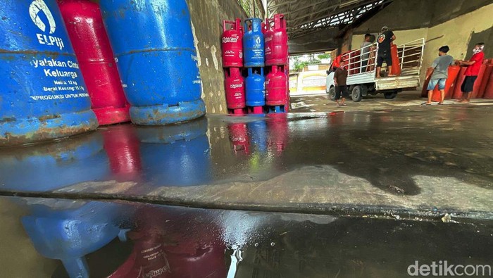 Duh! Akhir Tahun Harga LPG Nonsubsidi Naik PT Pertamina (Persero) resmi menaikkan harga LPG nonsubsidi di akhir tahun 2021 ini. Harga LPG non subsidi saat ini menjadi Rp 11.500 per kg.