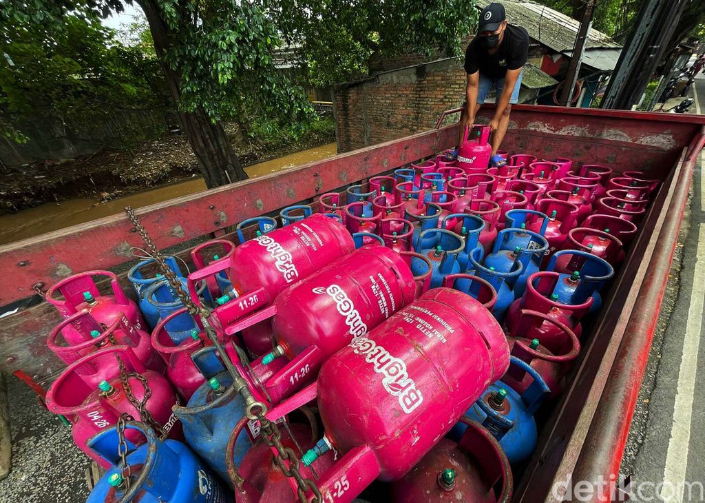 PT Pertamina (Persero) resmi menaikkan harga LPG nonsubsidi di akhir tahun 2021 ini. Harga LPG non subsidi saat ini menjadi Rp 11.500 per kg.