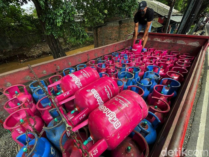 PT Pertamina (Persero) resmi menaikkan harga LPG nonsubsidi di akhir tahun 2021 ini. Harga LPG non subsidi saat ini menjadi Rp 11.500 per kg.