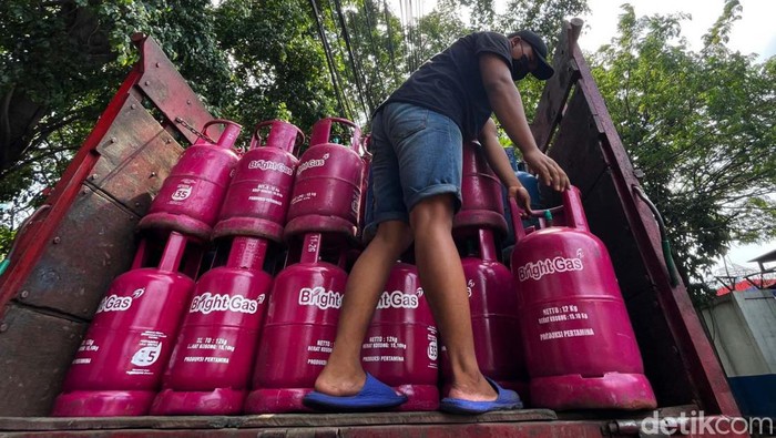PT Pertamina (Persero) resmi menaikkan harga LPG nonsubsidi di akhir tahun 2021 ini. Harga LPG non subsidi saat ini menjadi Rp 11.500 per kg.