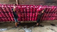 Pekerja menata tabung gas LPG nonsubsidi di salah satu agen gas Pertamina, di Jalan Trikora, Pasar Rebo, Jakarta Timur, Senin (27/12/2021).