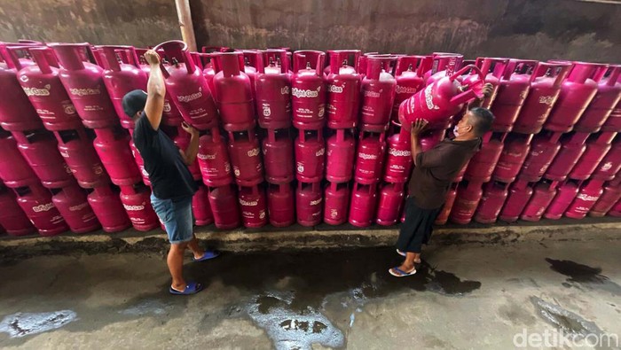 PT Pertamina (Persero) resmi menaikkan harga LPG nonsubsidi di akhir tahun 2021 ini. Harga LPG non subsidi saat ini menjadi Rp 11.500 per kg.