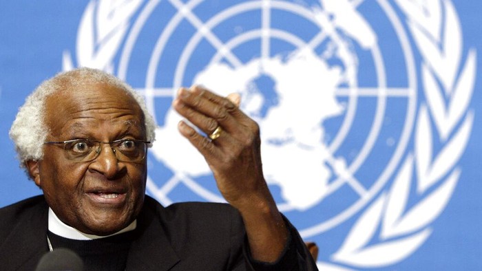 Duka Afrika Selatan Atas Kepergian Desmond Tutu Desmond Tutu Afrika Selatan, Uskup Agung dan penerima Hadiah Nobel Perdamaian, bereaksi tentang Israel memblokir misi PBB Tutu ke Beit Hanun, selama konferensi pers di PBB di Jenewa, Swiss, Senin, 11 Desember 2006. Hadiah Nobel Perdamaian Afrika Selatan- aktivis pemenang untuk keadilan rasial dan hak-hak LGBT dan pensiunan Uskup Agung Anglikan Cape Town, telah meninggal, Presiden Afrika Selatan Cyril Ramaphosa mengumumkan Minggu, 26 Desember 2021. Dia berusia 90 tahun. (Salvatore Di Nolfi/Keystone via AP)