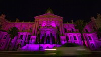 Balai Kota di Cape Town, Afrika Selatan, diterangi warna ungu pada Minggu, (26/12/2021), untuk mengenang Uskup Agung Anglikan Desmond Tutu. Pada 1997, Desmond Tutu didiagnosis menderita kanker prostat dan harus menjalani perawatan. Pada Mei 2021 lalu, Tutu muncul kembali di depan publik saat menerima vaksin Covid-19. Dia terlihat di luar Rumah Sakit dengan kursi roda sambil melambai tanpa sepatah kata pun. (AP Photo)