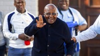 Presiden Afrika Selatan, Cyril Ramaphosa menggambarkan Tutu sebagai seorang patriot tanpa tandingan; seorang pemimpin berprinsip dan pragmatis yang memberi makna pada wawasan alkitabiah bahwa iman tanpa perbuatan adalah mati. (AP Photo)